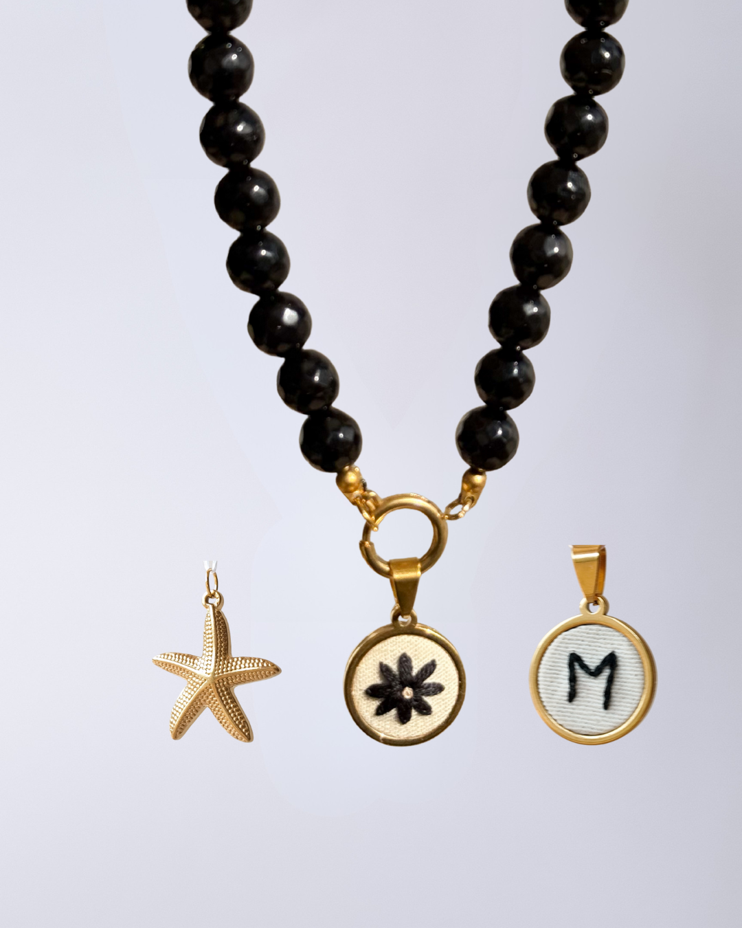 Colar de pérolas pack com 1 letra + 2 pendentes