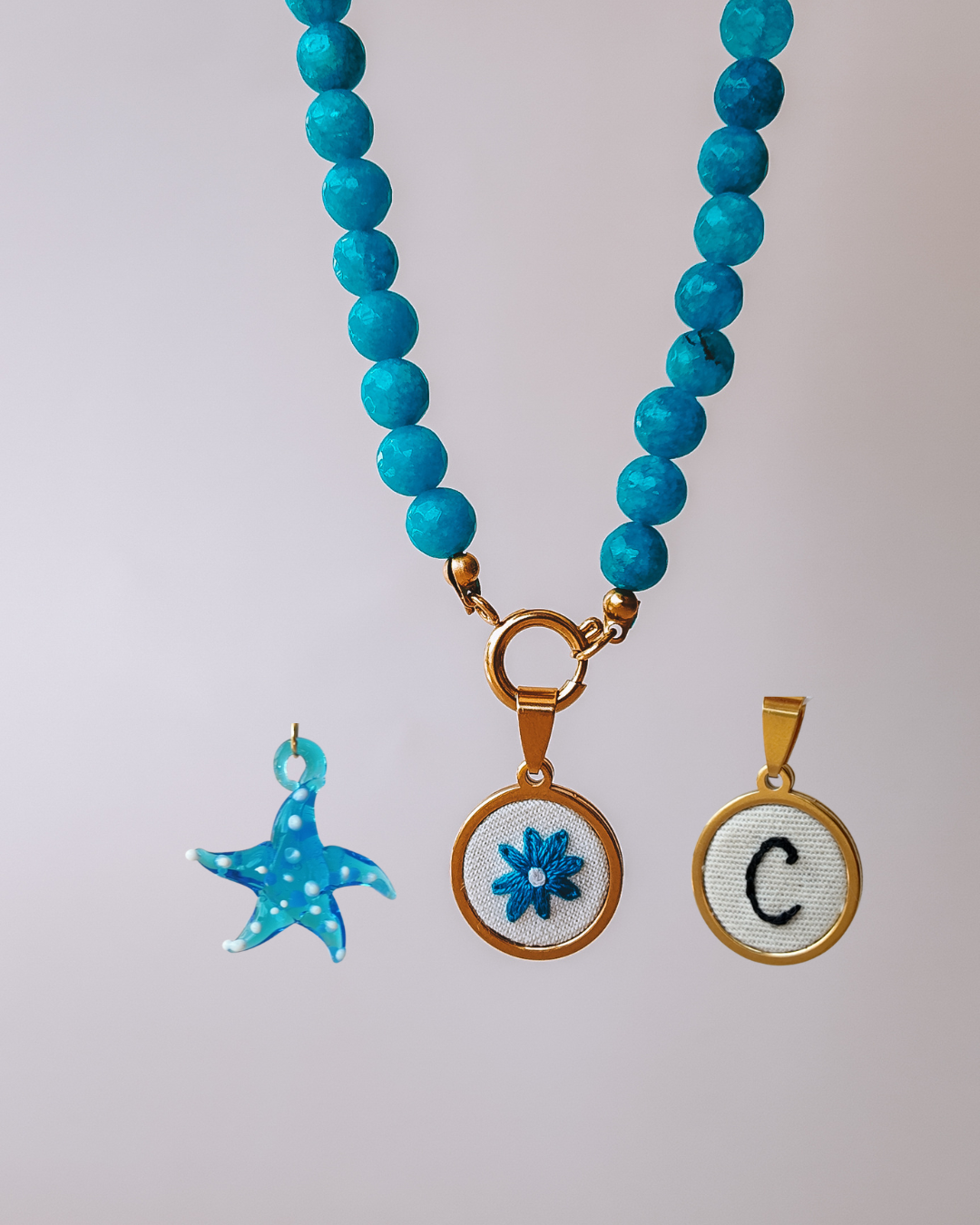 Pack colar de pérolas com 1 letra + 2 pendentes
