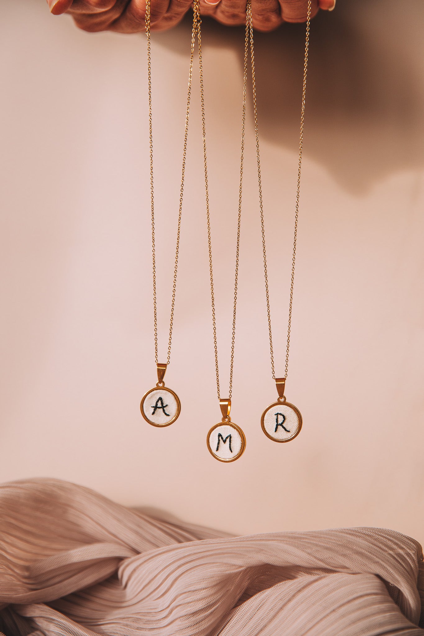Colar letra dourado