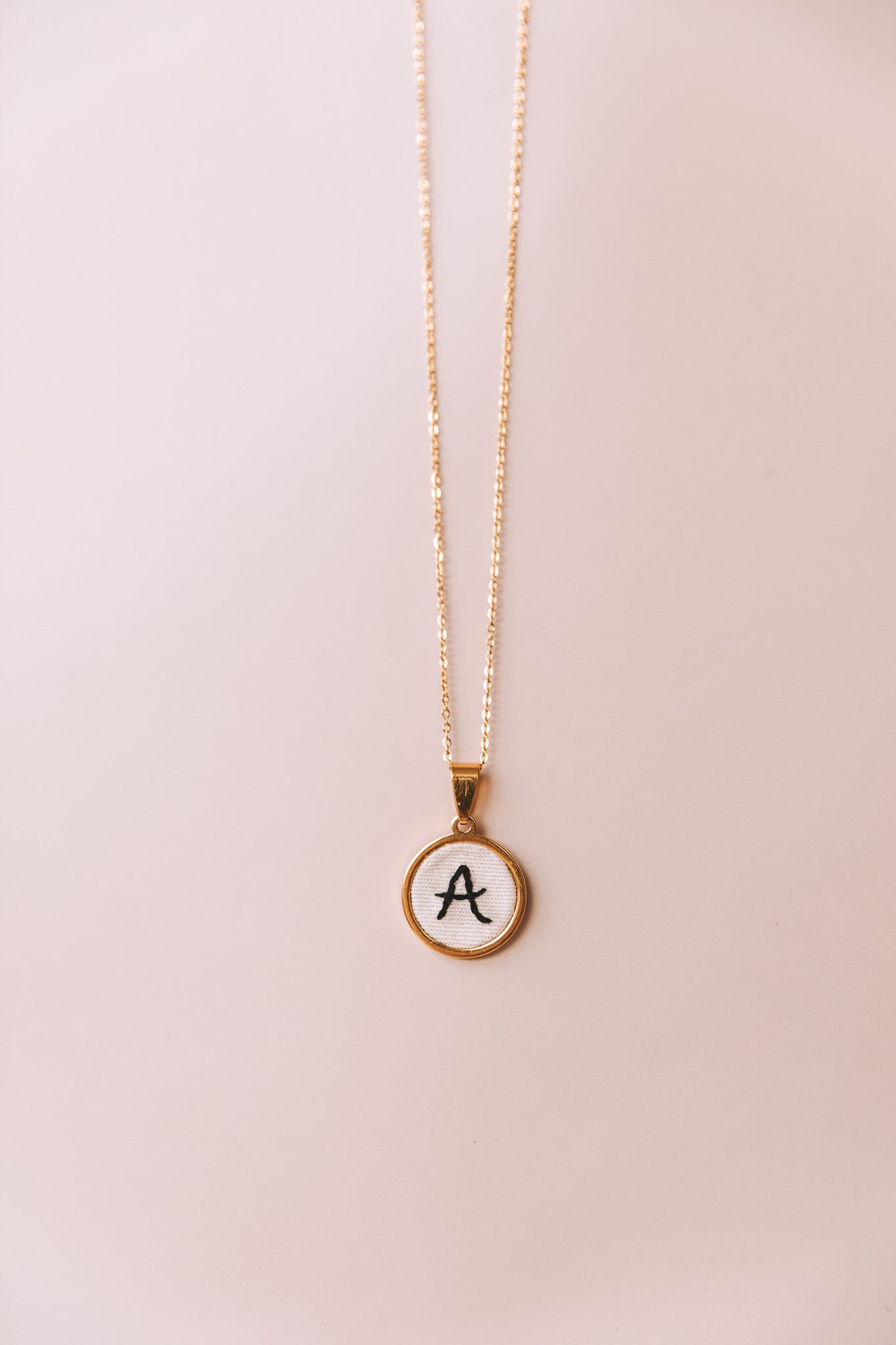 Colar letra dourado