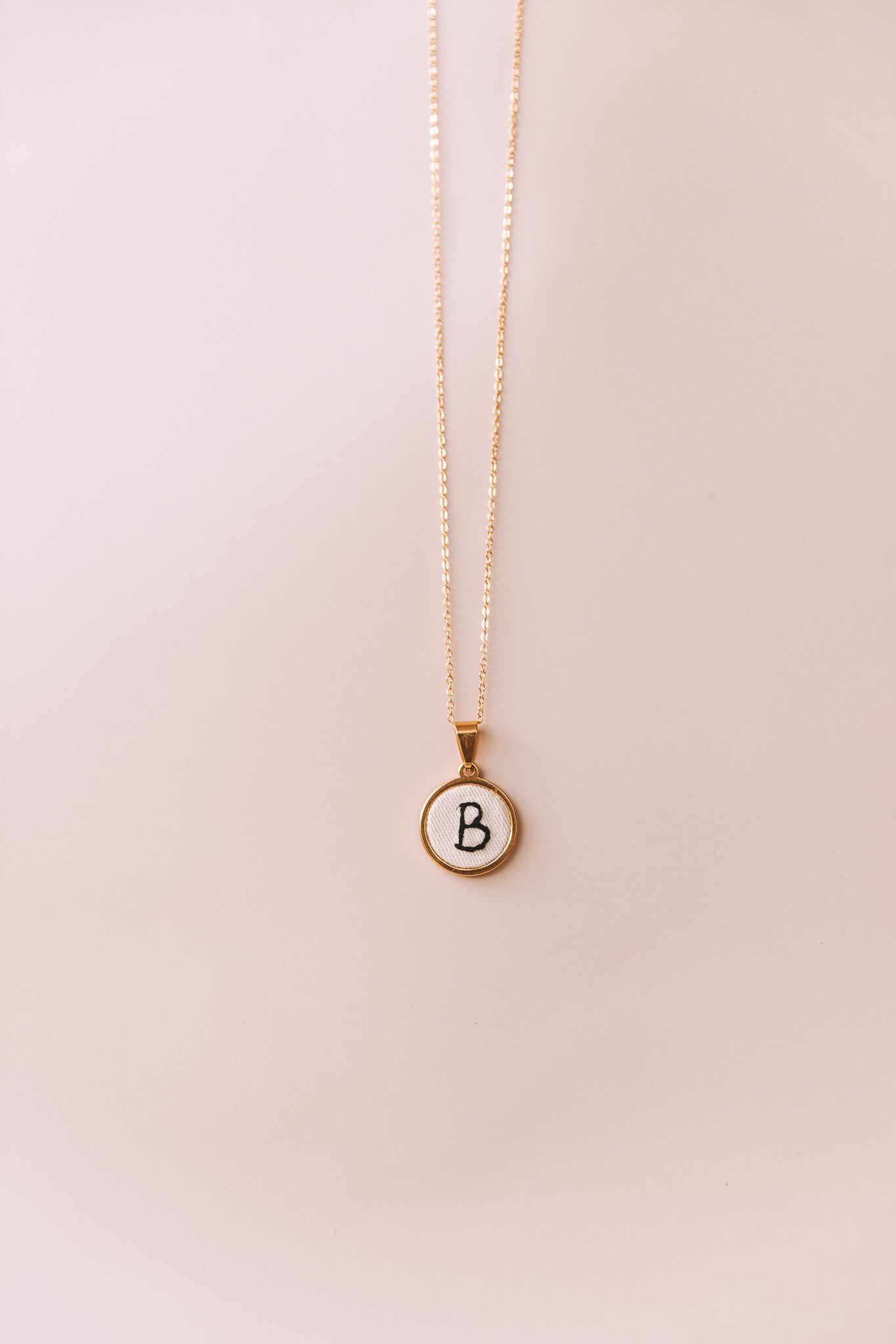 Colar letra dourado