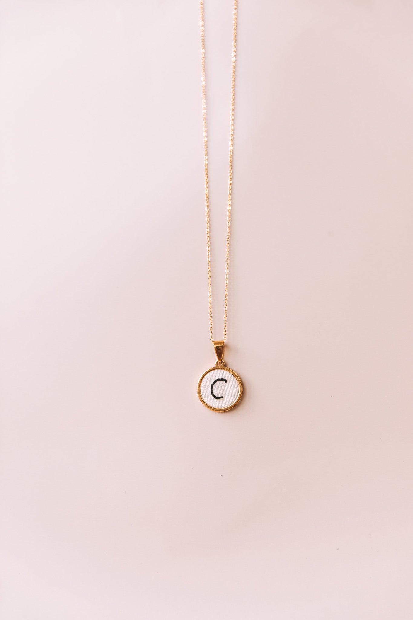 Colar letra dourado