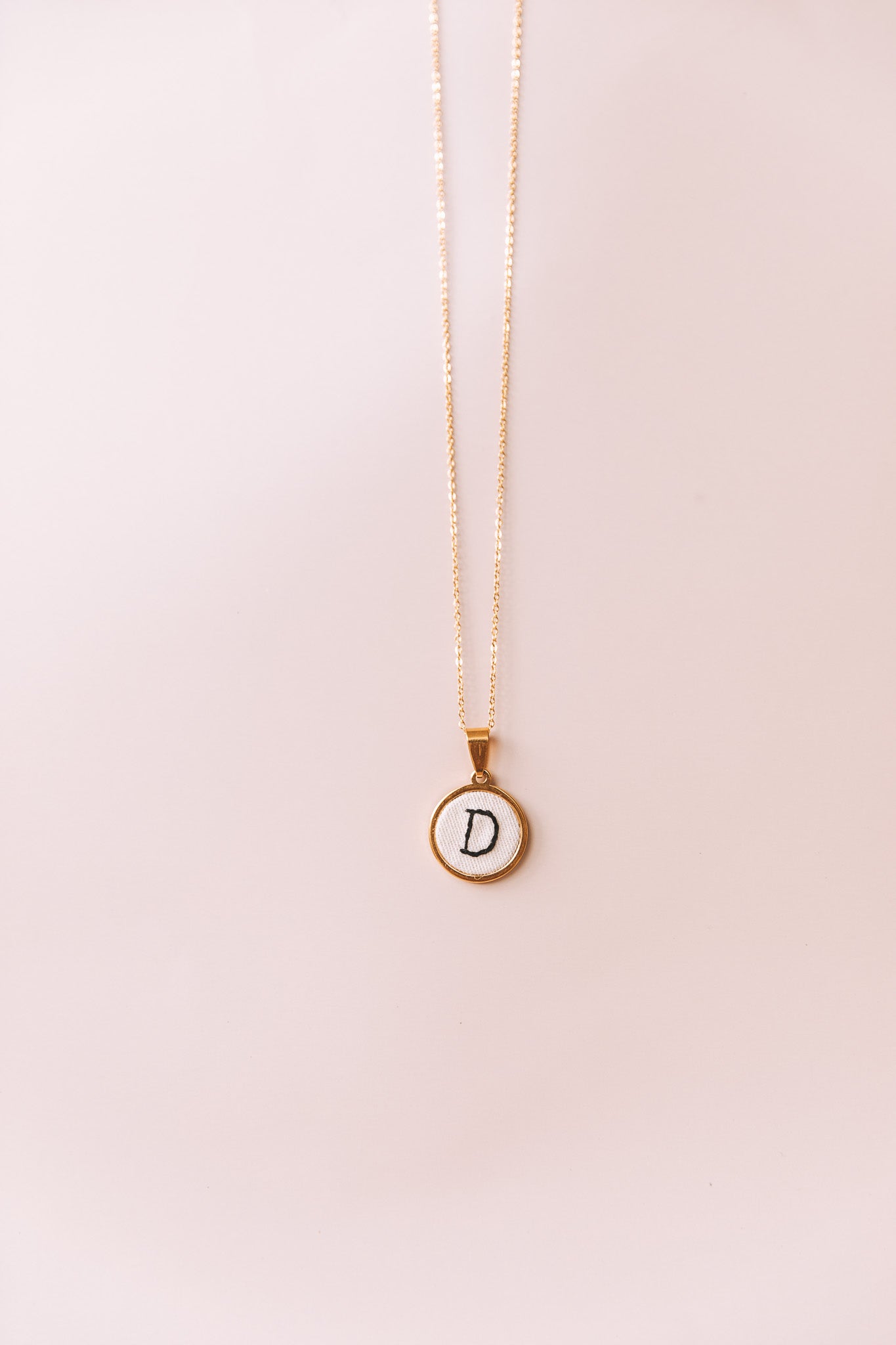 Colar letra dourado
