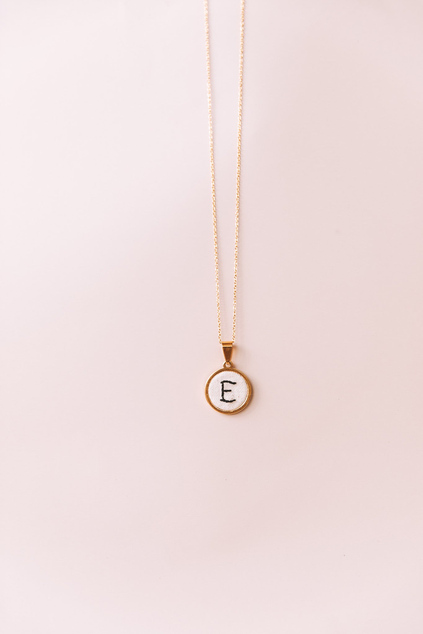 Colar letra dourado
