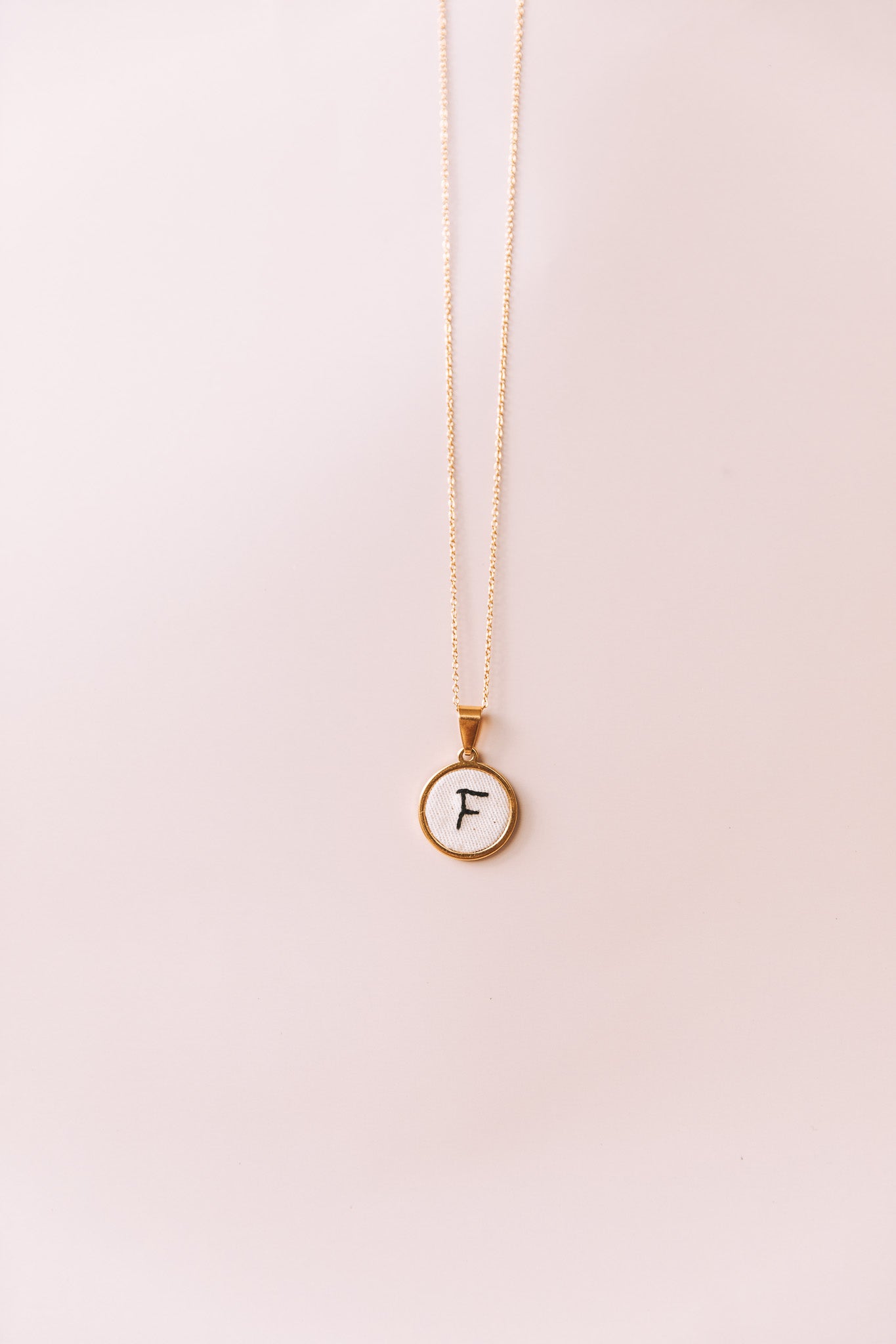 Colar letra dourado