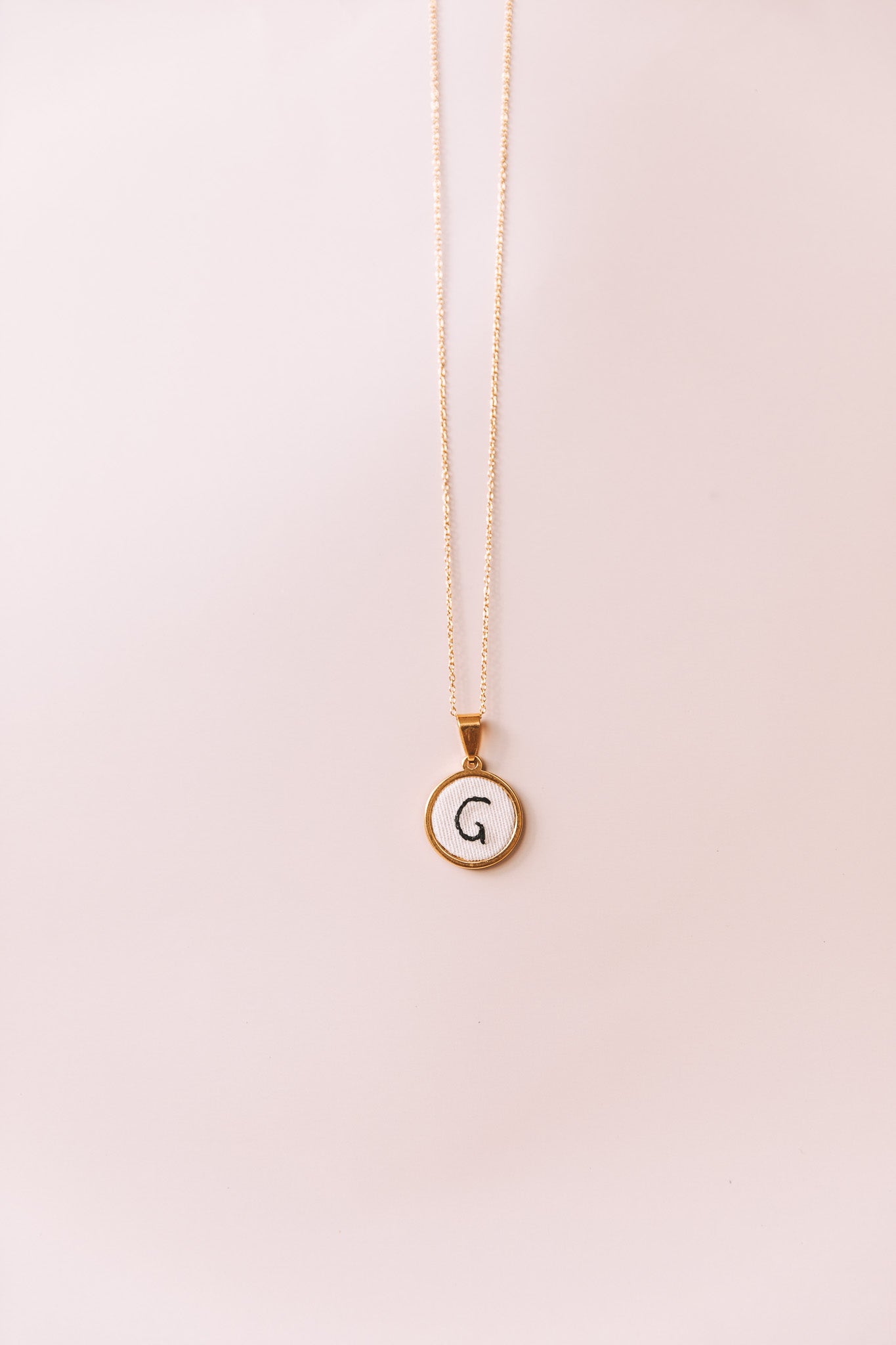 Colar letra dourado