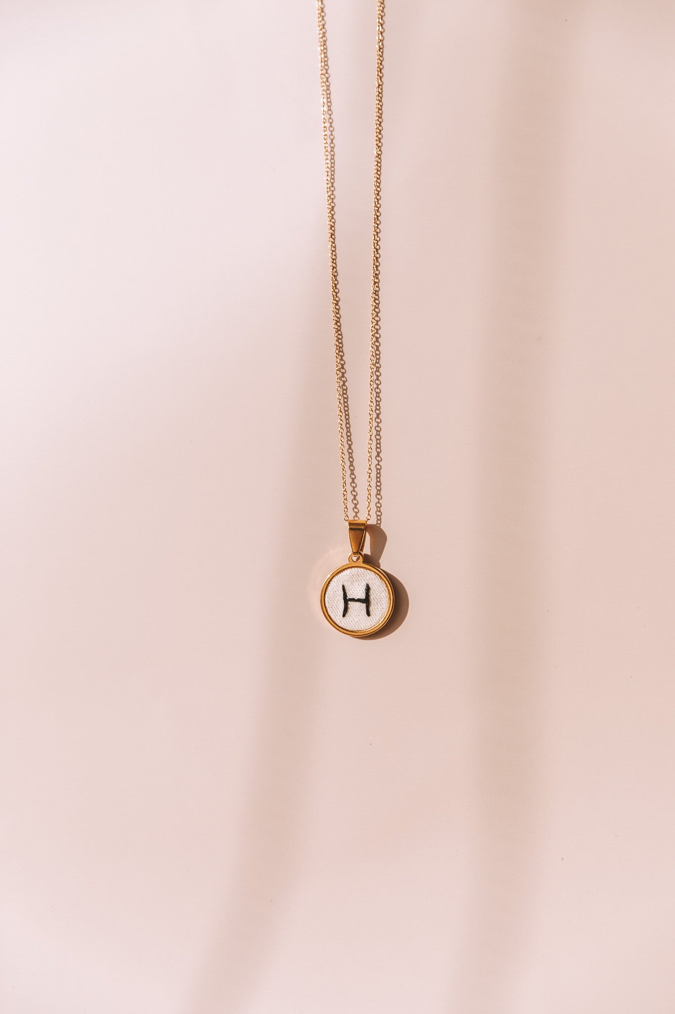 Colar letra dourado