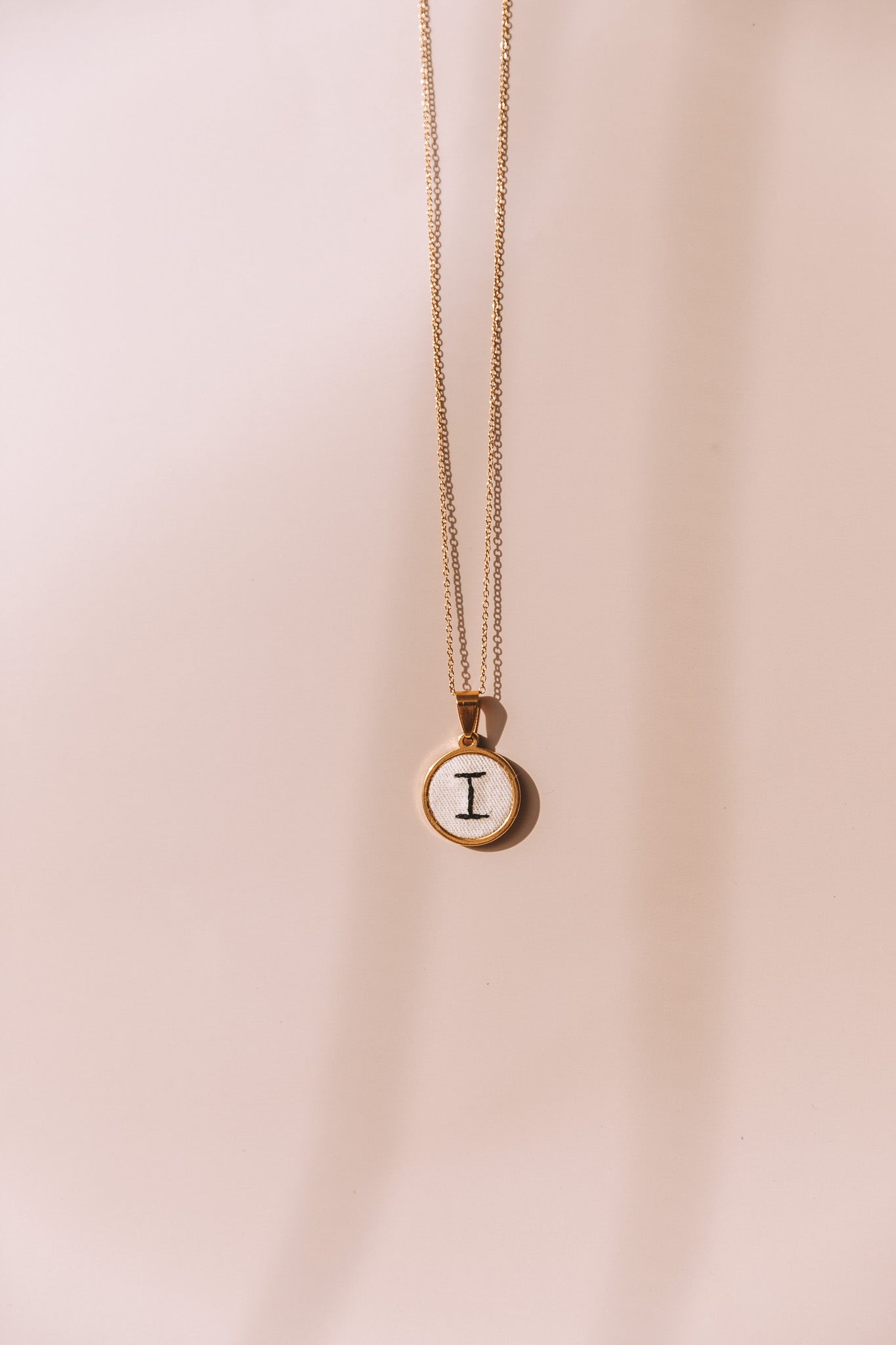 Colar letra dourado