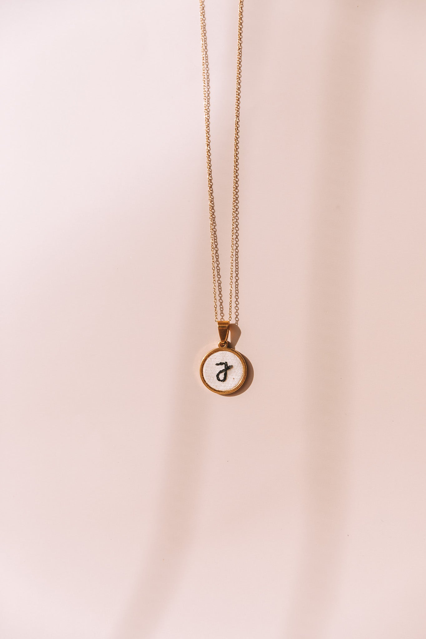 Colar letra dourado