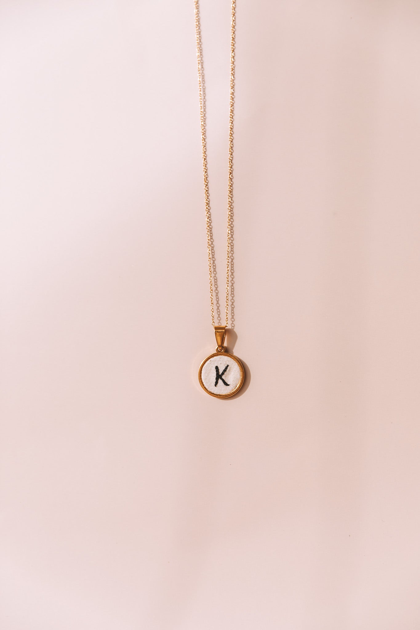 Colar letra dourado