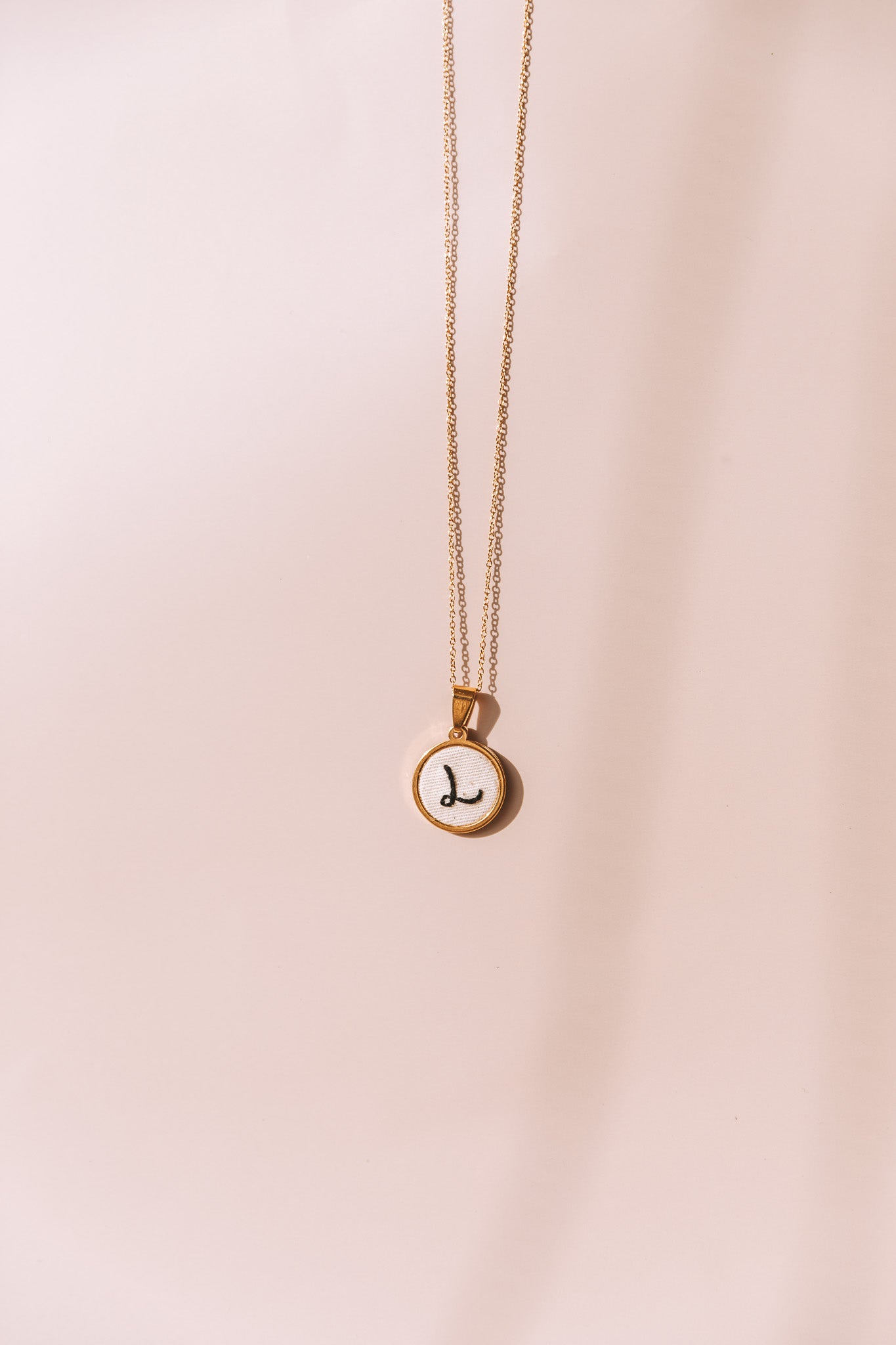 Colar letra dourado