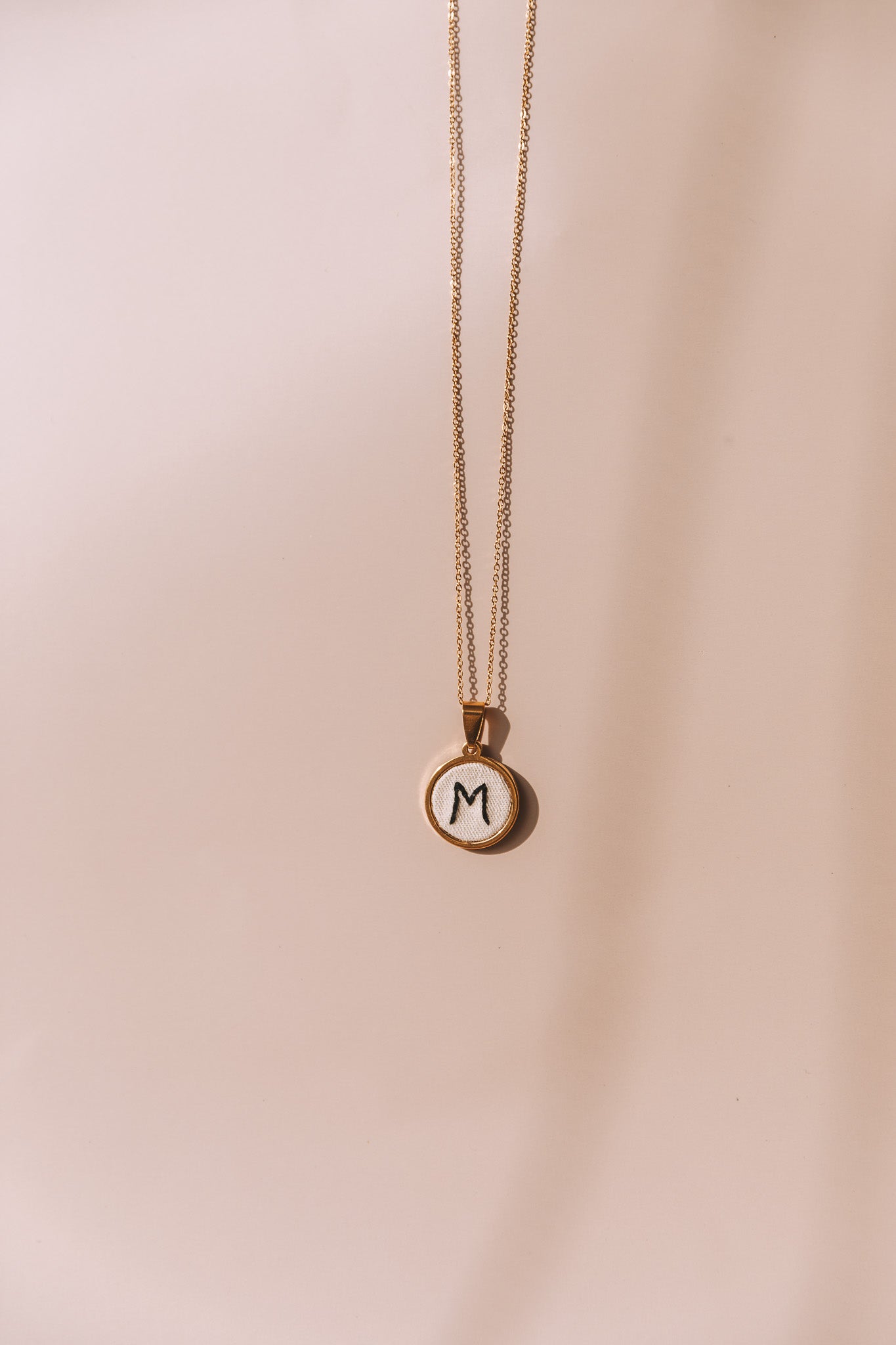 Colar letra dourado