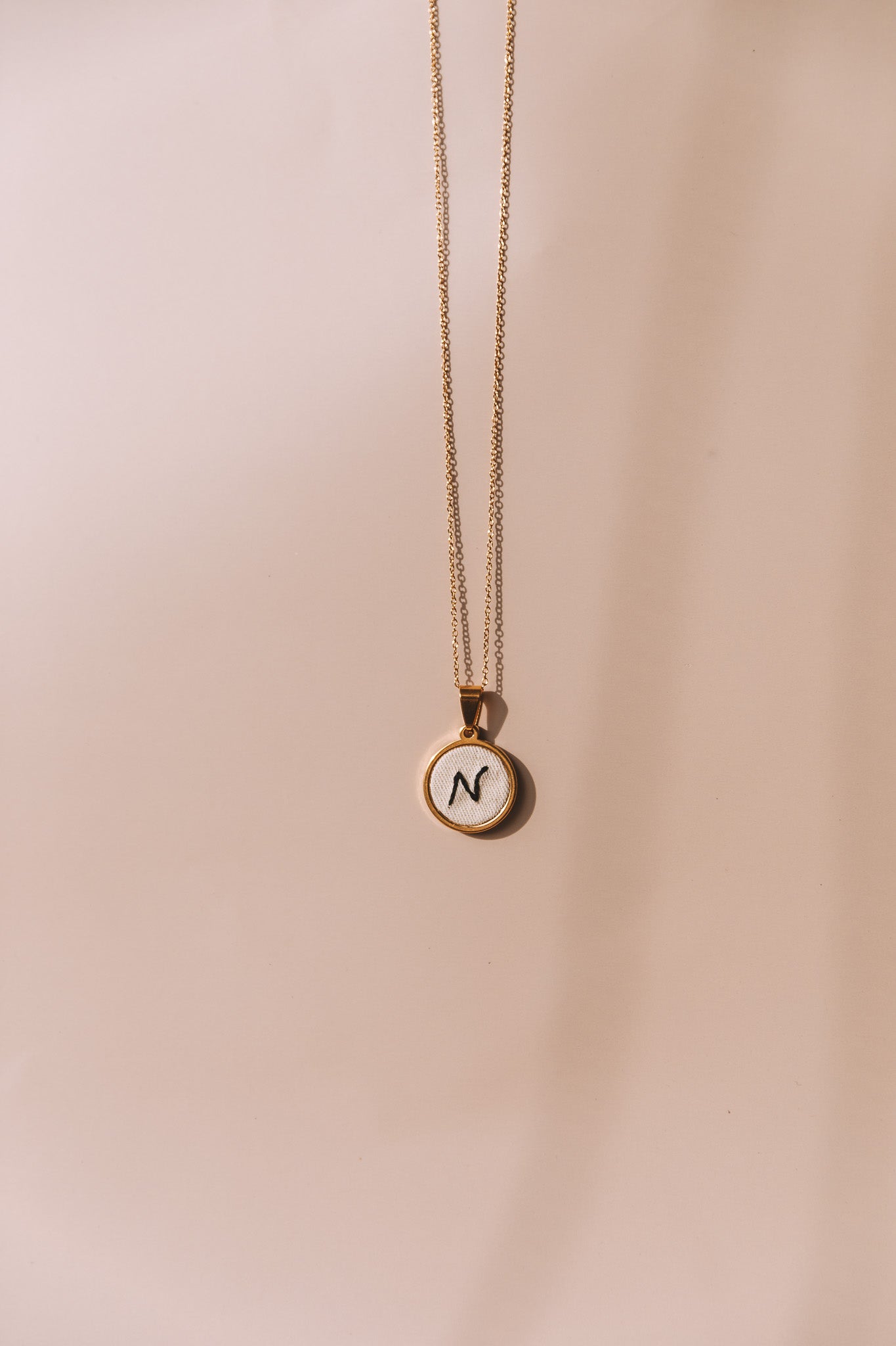 Colar letra dourado
