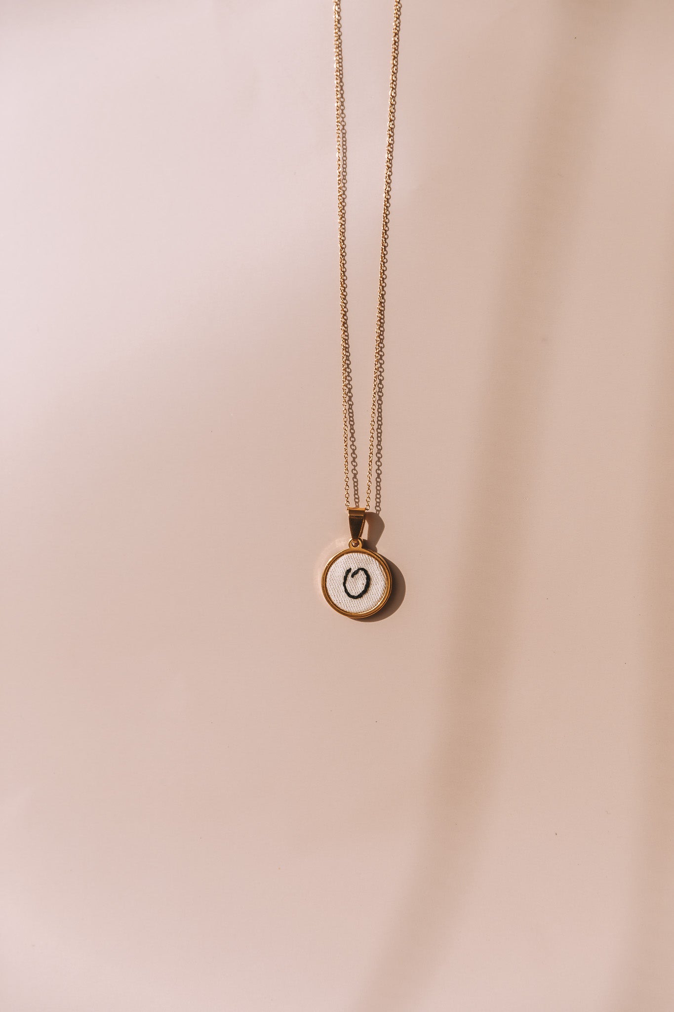 Colar letra dourado