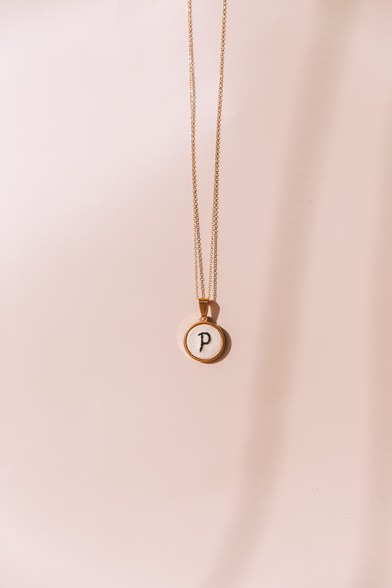 Colar letra dourado