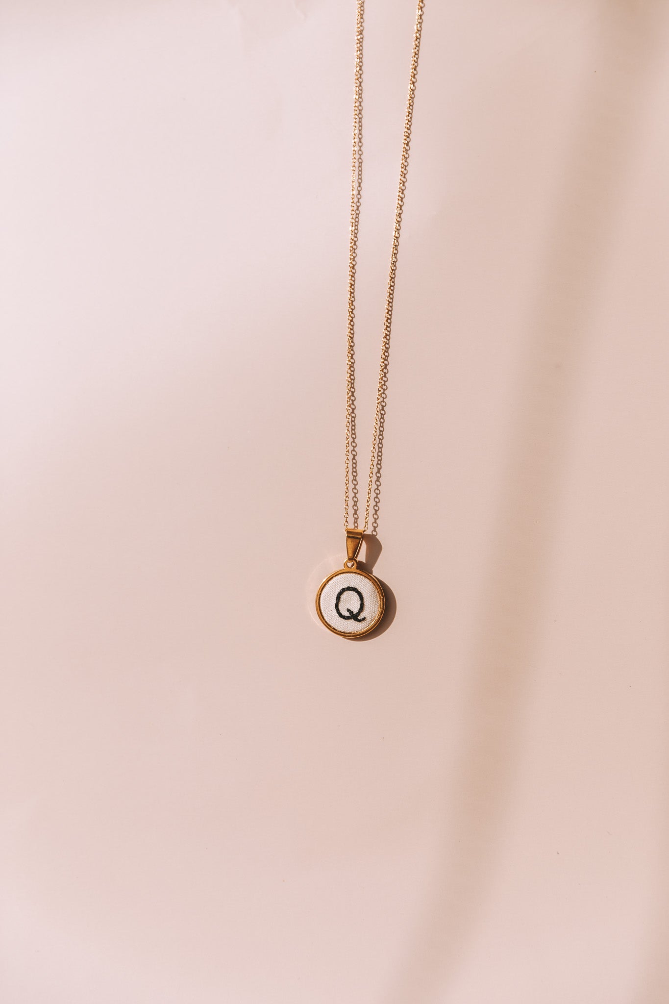 Colar letra dourado
