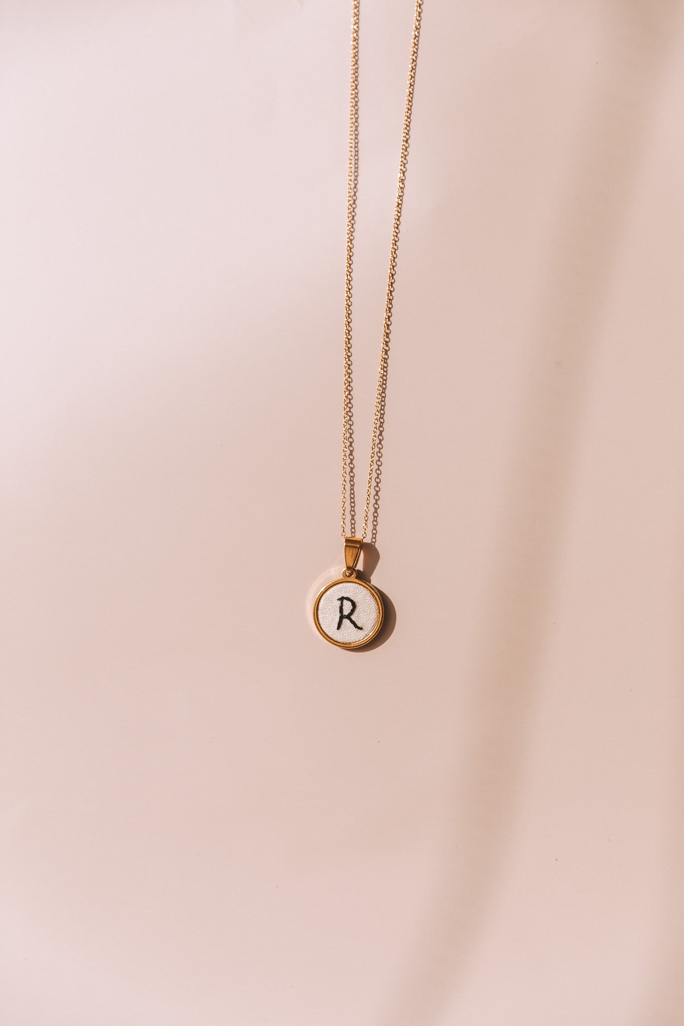 Colar letra dourado