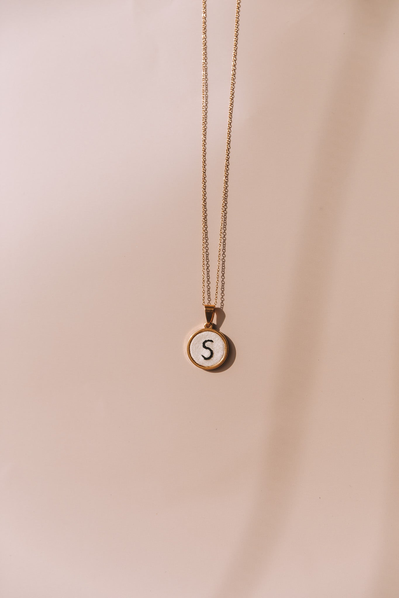 Colar letra dourado