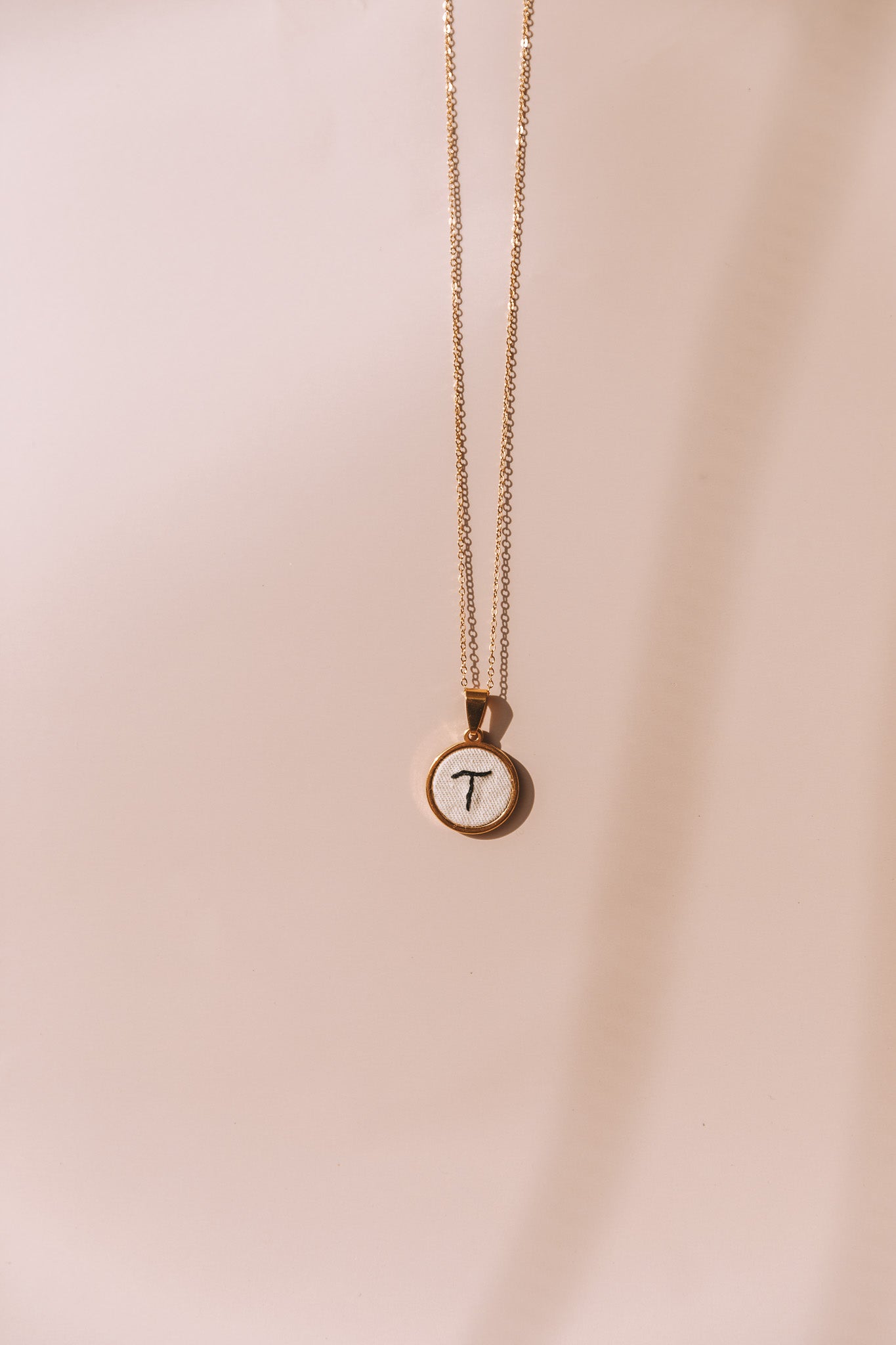 Colar letra dourado