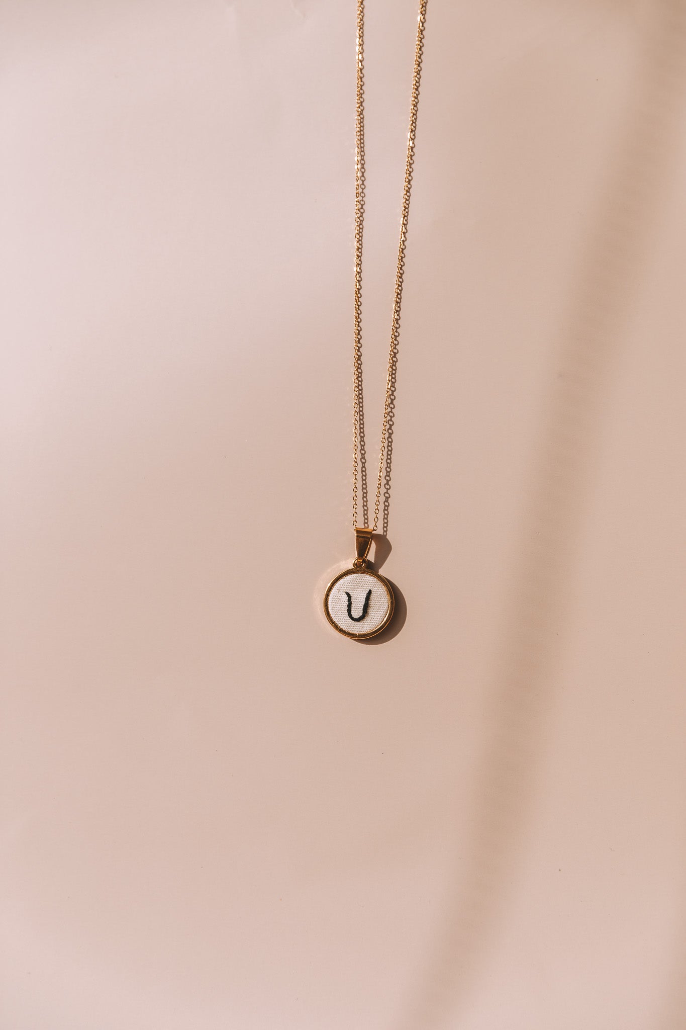 Colar letra dourado