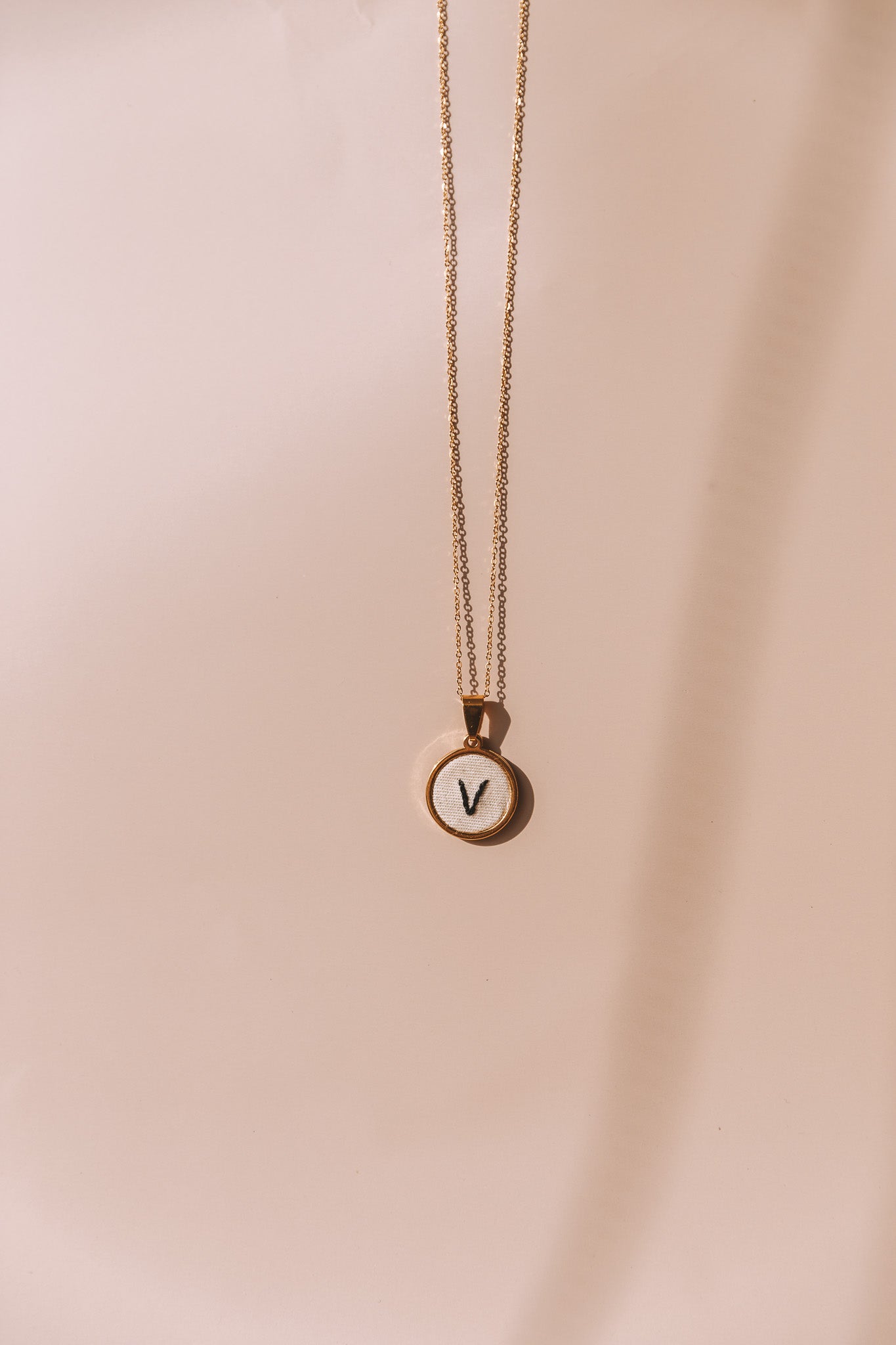 Colar letra dourado