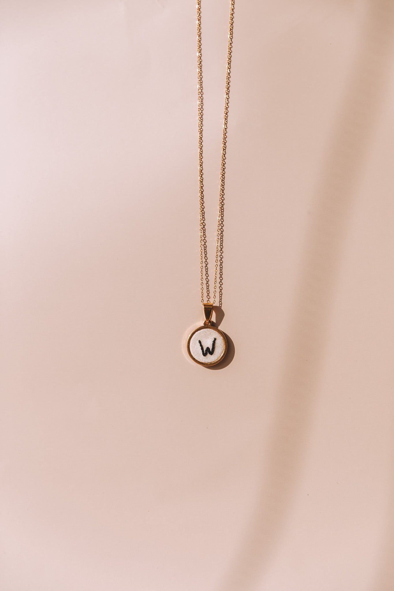 Colar letra dourado