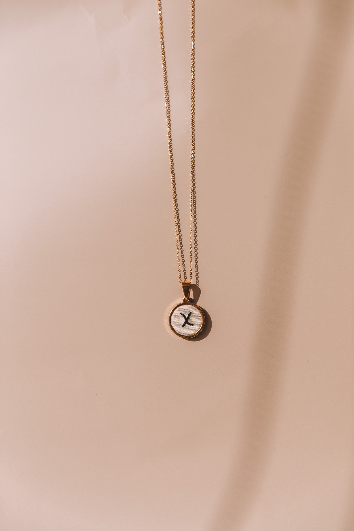 Colar letra dourado