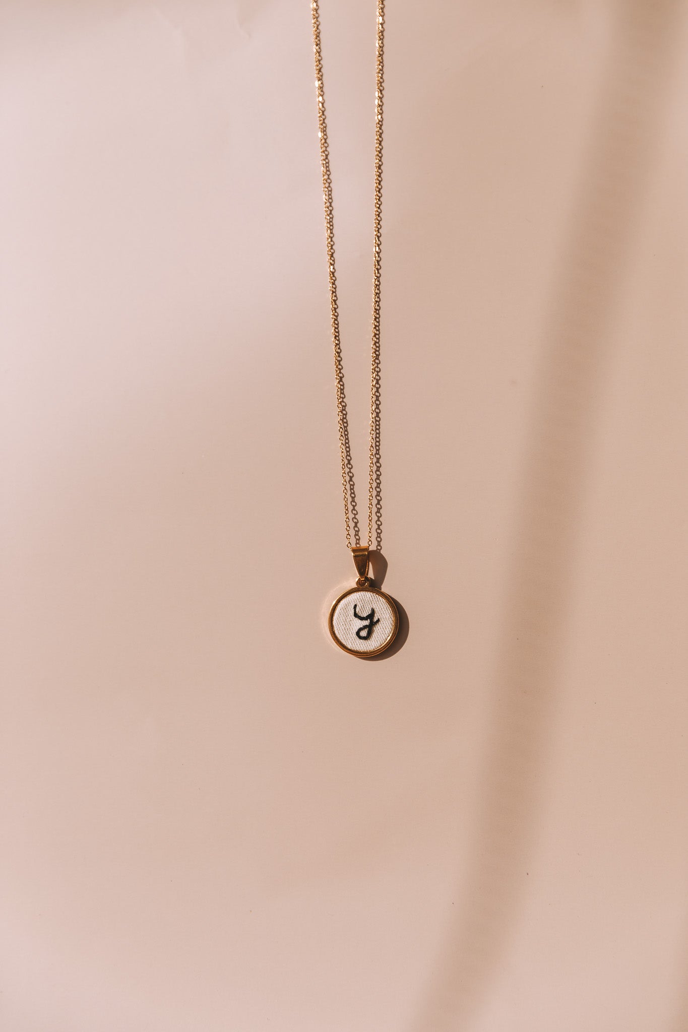 Colar letra dourado