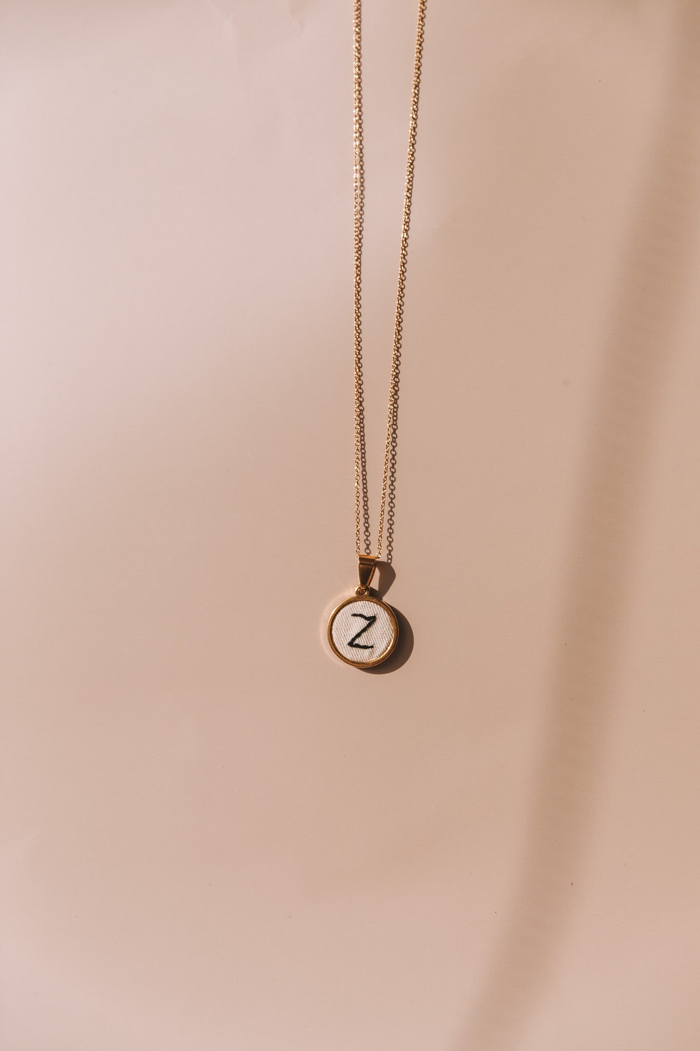 Colar letra dourado
