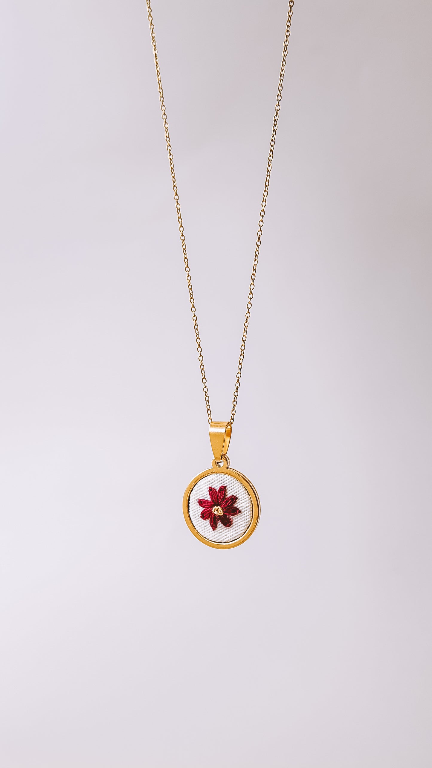 Colar dourado com flor bordada