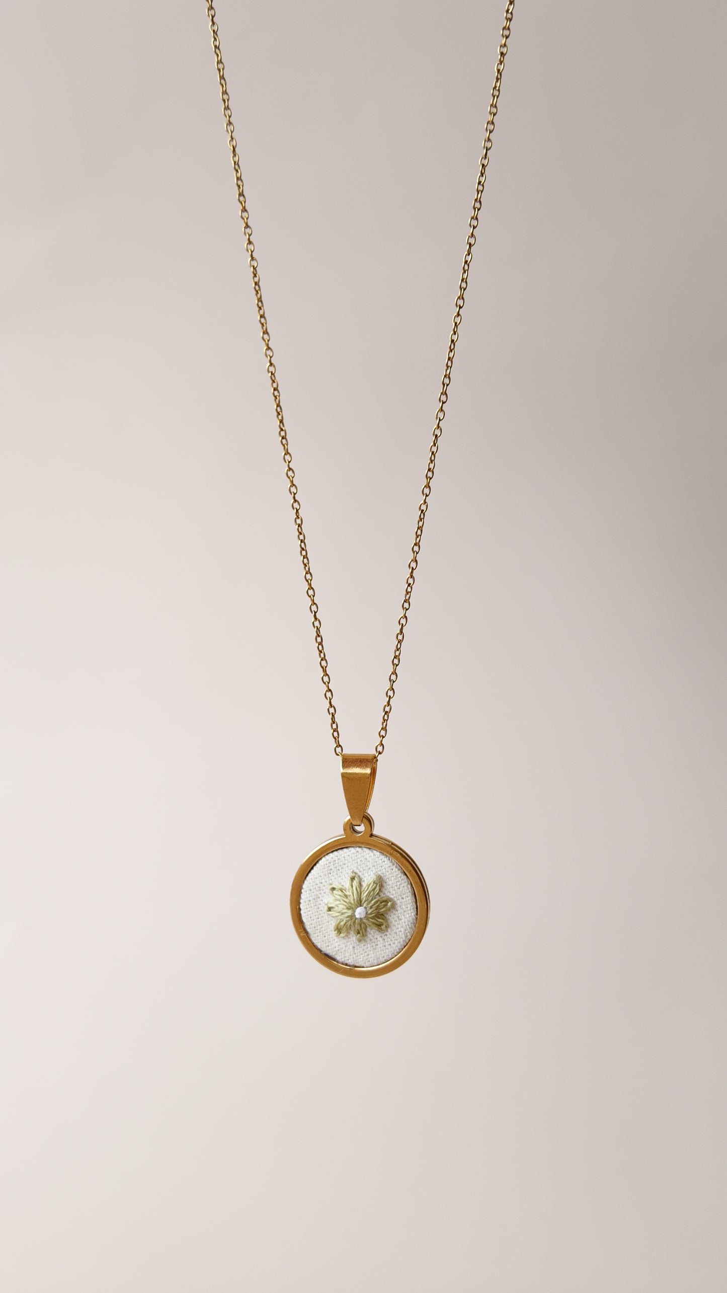 Colar dourado com flor bordada