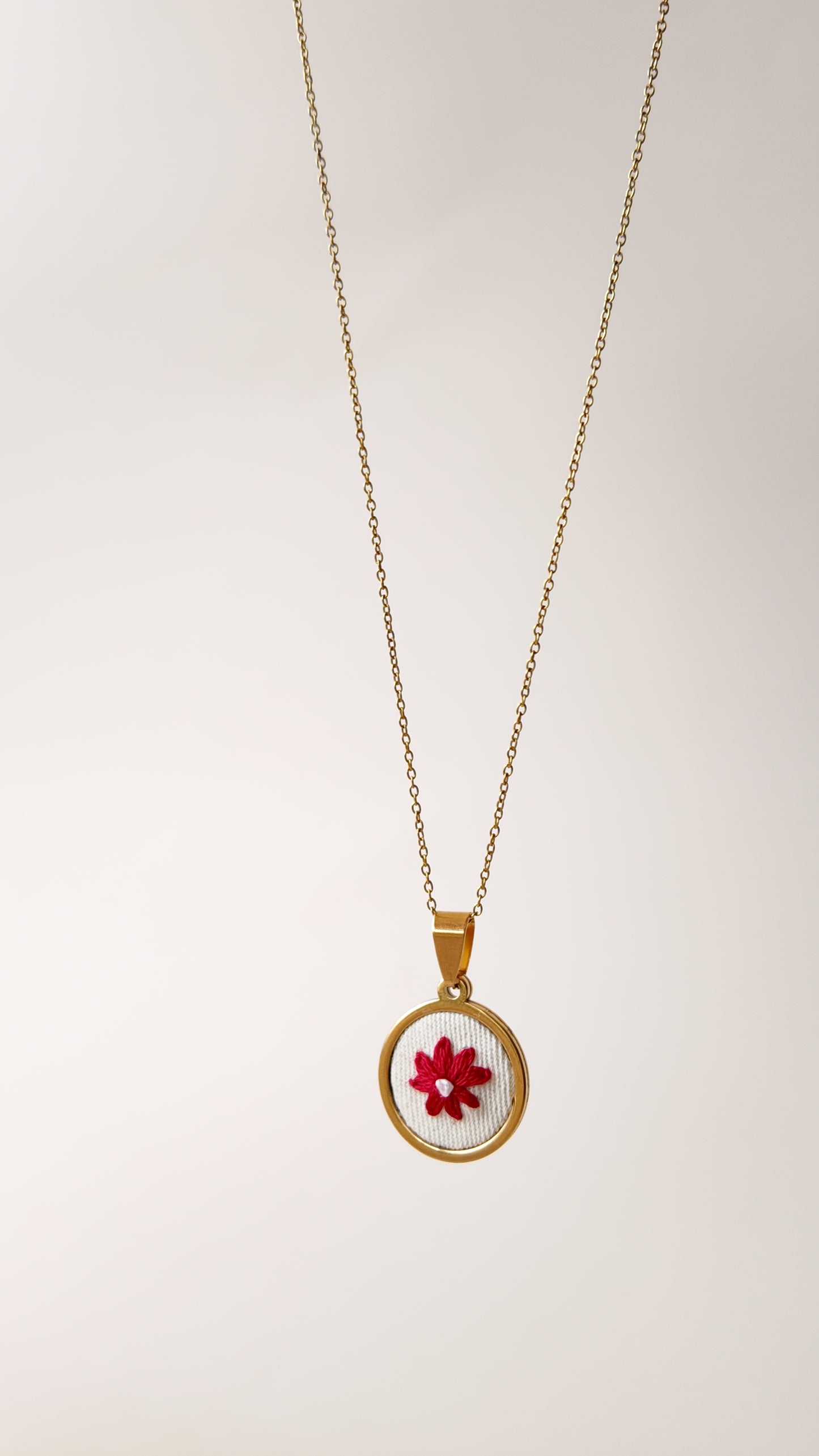 Colar dourado com flor bordada