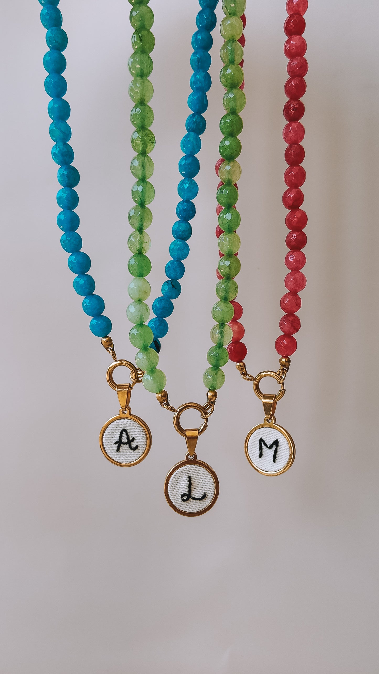Colar de pérolas com letra bordada
