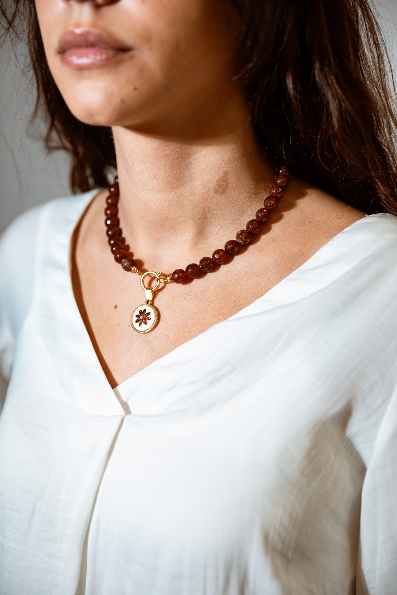 Colar de pérolas com flor bordada