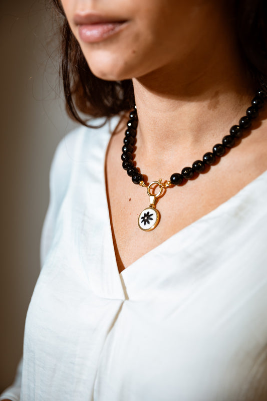 Colar de pérolas com flor bordada