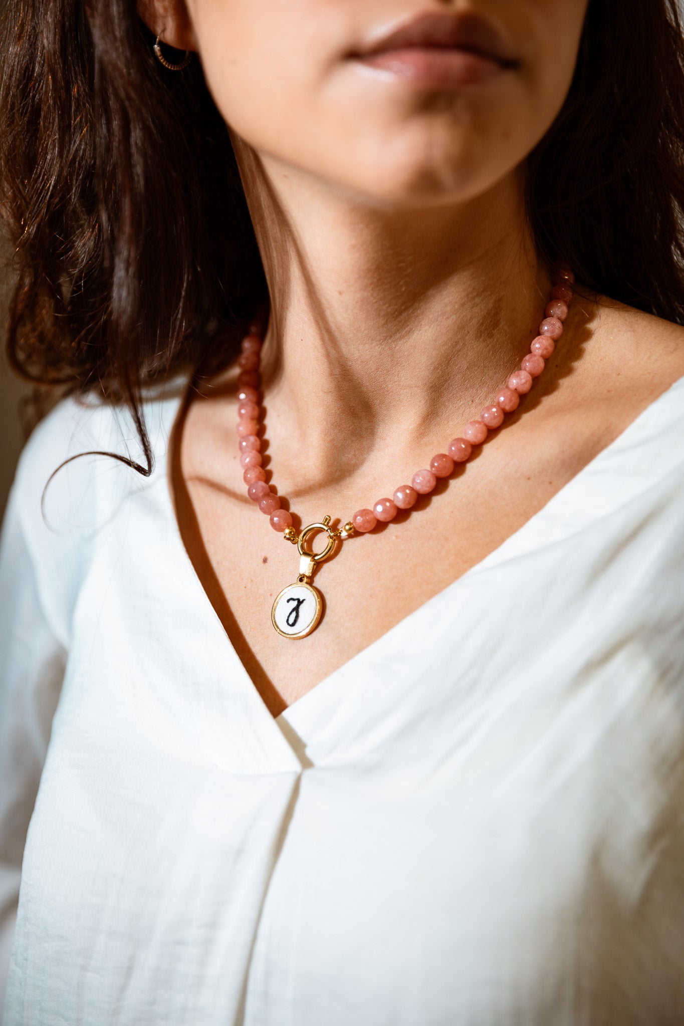 Colar de pérolas com letra bordada