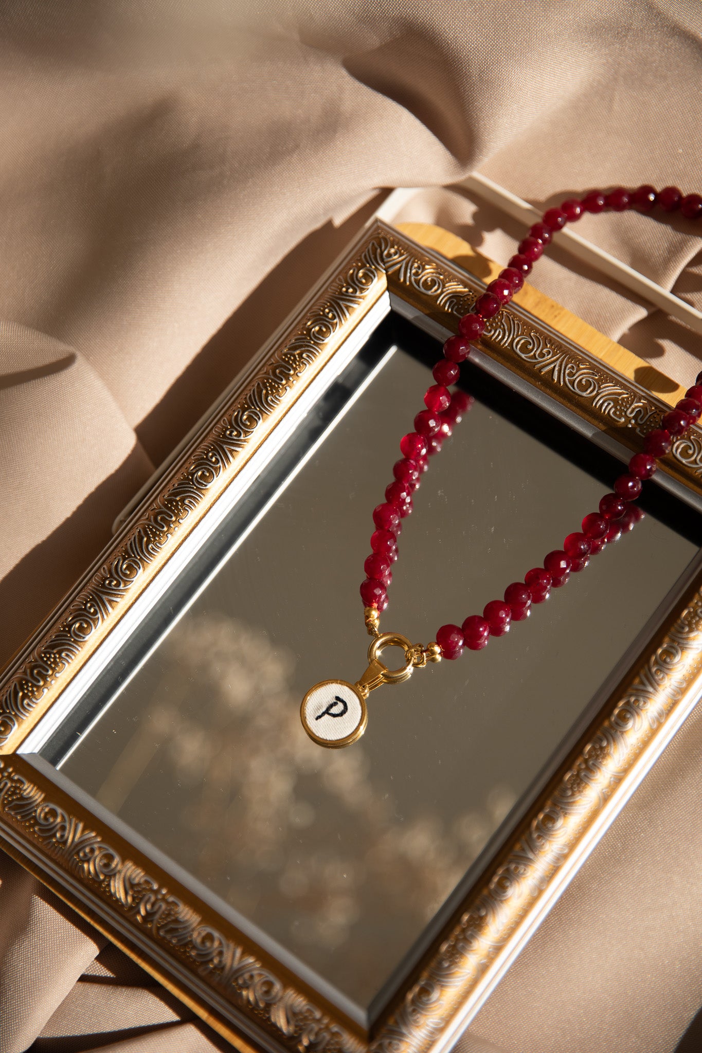 Colar de pérolas com letra bordada