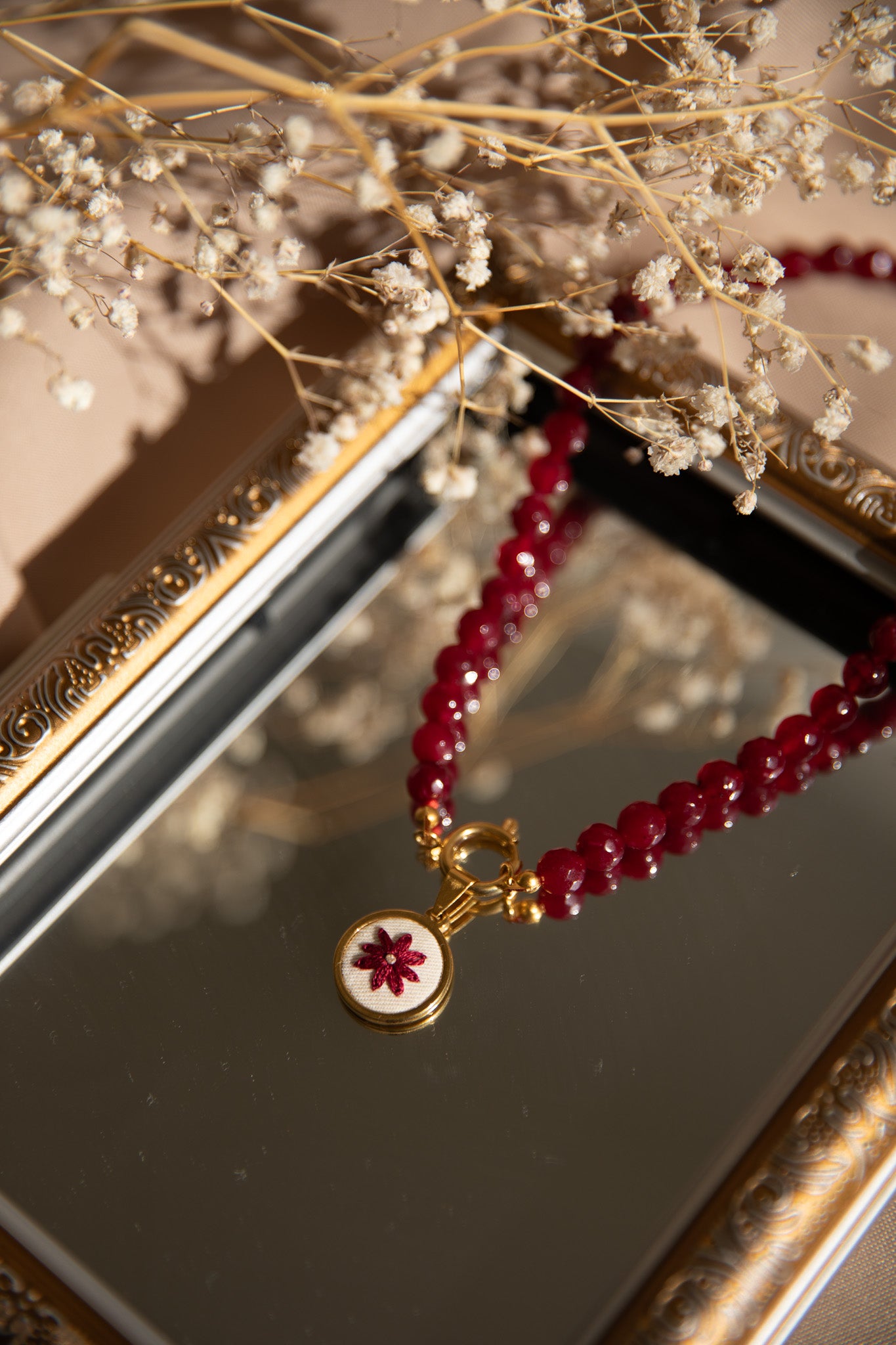 Colar de pérolas com flor bordada