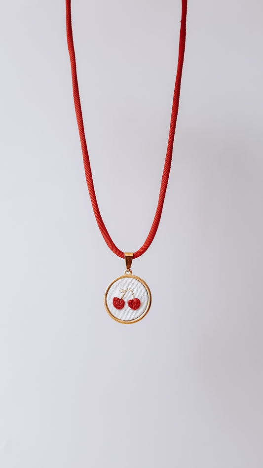Colar com fio de tecido