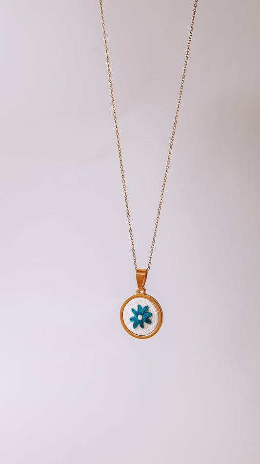 Colar dourado com flor bordada